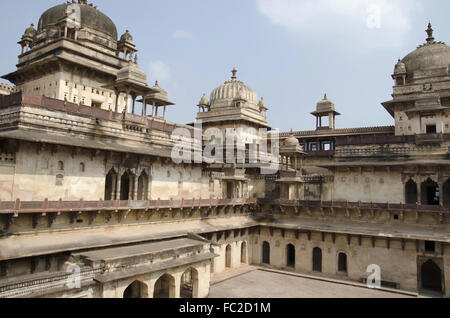 Vue de l'intérieur de Jahangir Palace. Orchha Palace (Fort) complexe. Orchha. Le Madhya Pradesh. L'Inde Banque D'Images