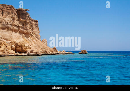 Vue sur l'eau bleu avec cliff pour conception touristique Banque D'Images