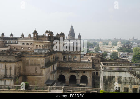 Une vue de Jahangir Mahal surplombant Orccha ville. Sheesh Mahal, Raj Mahal, Chaturbhuj Temple, Ram Raja Temple sont vus dans le Banque D'Images