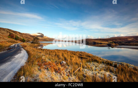 Matin d'hiver à Loch Fada, avec un reflet de l'ancien homme de Storr en arrière-plan, l'île de Skye Ecosse UK Banque D'Images