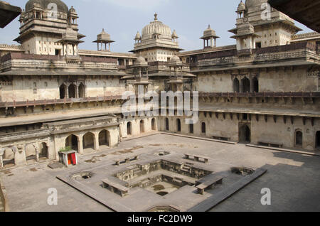 Vue de l'intérieur de Jahangir Palace. Orchha Palace (Fort) complexe. Orchha. Le Madhya Pradesh. L'Inde Banque D'Images