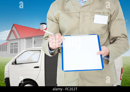 Image composite de l'homme livraison montrant le papier blanc sur le presse-papiers Banque D'Images