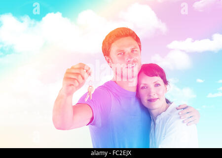 Image composite du couple holding clefs pour l'accueil Banque D'Images