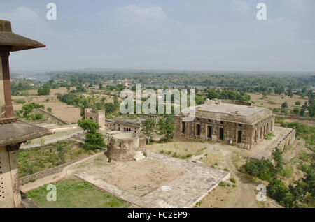 Ruines. Orchha fort complexe. Qui abrite un grand nombre de monuments anciens. Construit par les Rajputs Bundela Banque D'Images