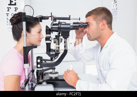 L'examen de l'opticien yeux womans par lampe à fente Banque D'Images