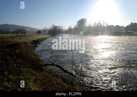 Le mardi 19 janvier 2016 Photo stock générique de la rivière Usk à Abergavenny Wales UK Banque D'Images