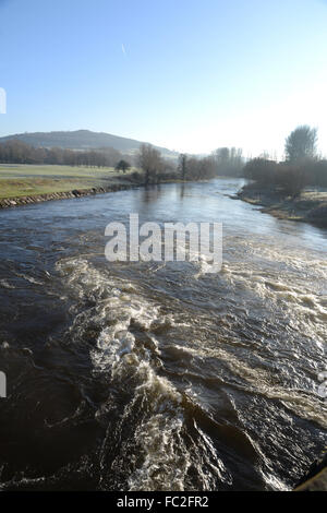 Le mardi 19 janvier 2016 Photo stock générique de la rivière Usk Abergavenny Wales UK Banque D'Images