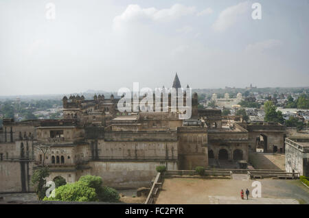 Une vue de Jahangir Mahal surplombant Orccha ville. Orchha. Le Madhya Pradesh. L'Inde Banque D'Images