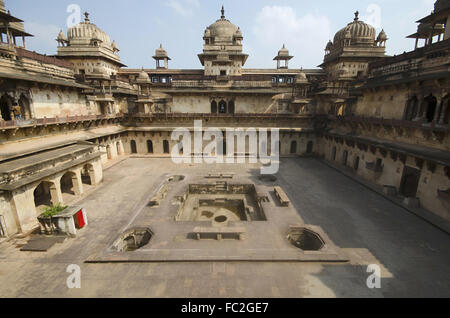 Vue de l'intérieur de Jahangir Palace. Orchha Palace (Fort) complexe. Orchha. Le Madhya Pradesh. L'Inde Banque D'Images