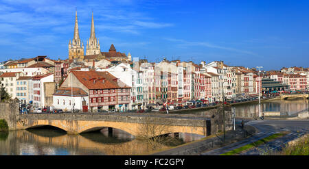 La ville de Bayonne avec vue panoramique sur la Nive au premier plan (Bayonne, Pyrénées Atlantiques, Aquitaine, France, Europe). Banque D'Images