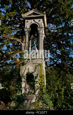 Situé à proximité de Earl's Court dans l'ouest de Londres est Brompton Road Cemetery et l'un des sept magnifiques cimetières de Londres. Banque D'Images