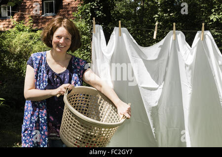 Raccrocher le lavage dans un jardin Banque D'Images