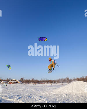 Kiteboarder avec kite sur la neige Banque D'Images