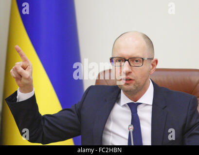 Kiev, Ukraine. 20 Jan, 2016. Le Premier ministre ukrainien Arseni Iatseniouk parler lors de la réunion des ministres de l'Ukraine, 20 janvier, 2016. Le Cabinet a approuvé une liste élargie de 70 marchandises des positions russes, tombant sous l'embargo et a interdit à l'importation à l'Ukraine, a déclaré Arseni Iatseniouk. © Serg Glovny/ZUMA/Alamy Fil Live News Banque D'Images