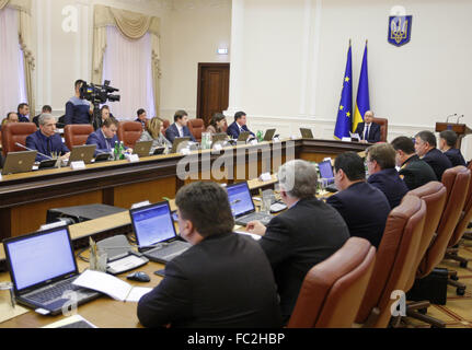 Kiev, Ukraine. 20 Jan, 2016. Le Premier ministre ukrainien Arseni Iatseniouk parler lors de la réunion des ministres de l'Ukraine, 20 janvier, 2016. Le Cabinet a approuvé une liste élargie de 70 marchandises des positions russes, tombant sous l'embargo et a interdit à l'importation à l'Ukraine, a déclaré Arseni Iatseniouk. © Serg Glovny/ZUMA/Alamy Fil Live News Banque D'Images