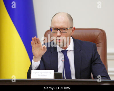 Kiev, Ukraine. 20 Jan, 2016. Le Premier ministre ukrainien Arseni Iatseniouk parler lors de la réunion des ministres de l'Ukraine, 20 janvier, 2016. Le Cabinet a approuvé une liste élargie de 70 marchandises des positions russes, tombant sous l'embargo et a interdit à l'importation à l'Ukraine, a déclaré Arseni Iatseniouk. © Serg Glovny/ZUMA/Alamy Fil Live News Banque D'Images