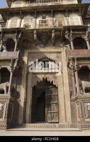 Vue extérieure de Jahangir Mahal (palais). Orchha fort complexe. Orchha. Le Madhya Pradesh. L'Inde Banque D'Images