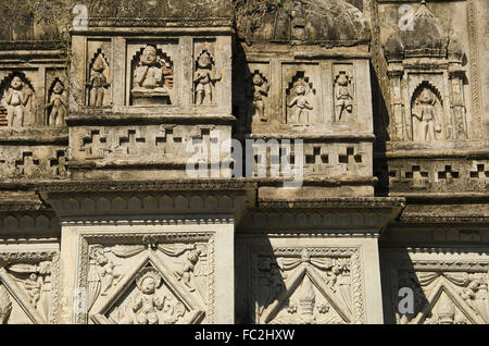 Chiffres sur le mur du temple. Chhatarpur District. Le Madhya Pradesh. L'Inde Banque D'Images