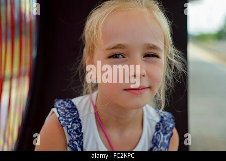 Petite fille assise sur le banc Banque D'Images