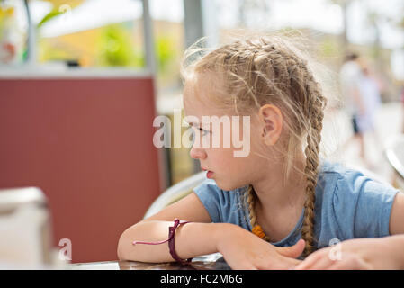 Little girl looking away Banque D'Images