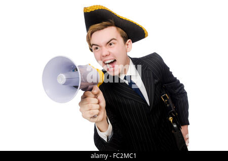 Jeune homme en costume avec chapeau de pirate et mégaphone isolé sur w Banque D'Images