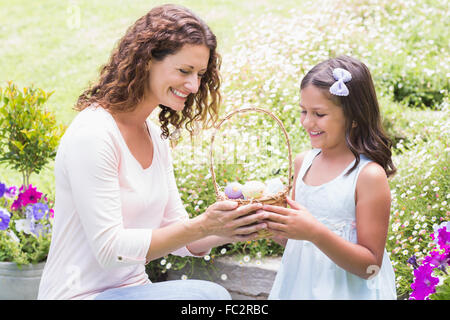 Happy mother and daughter la collecte des oeufs de pâques Banque D'Images