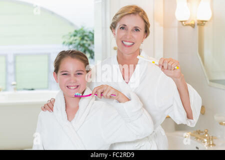 Heureuse mère et fille se brosser les dents ensemble Banque D'Images