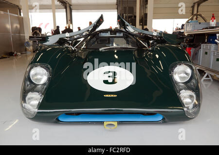 Vue frontale d'une Lola T70 Mk3B dans le garage à ciel ouvert à la Silverstone Classic, 2015. Banque D'Images