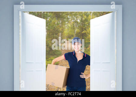 Composite image of woman Holding boîte en carton de livraison Banque D'Images