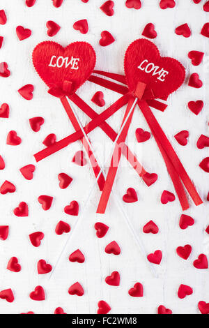 Coeurs d'amour sur fond de texture en bois, concept de carte de Saint Valentin. Banque D'Images