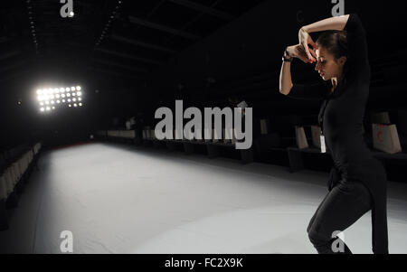 Berlin, Allemagne. 20 Jan, 2016. Un modèle répète sur la passerelle en préparation pour le spectacle de la mode label Anja Gockel au cours de la Fashion Week de Berlin à Berlin, Allemagne, 20 janvier 2016. Les collections Automne-hiver 2016/2017 sont présentés à la Berlin Fashion Week. Photo : Britta Pedersen/dpa/Alamy Live News Banque D'Images