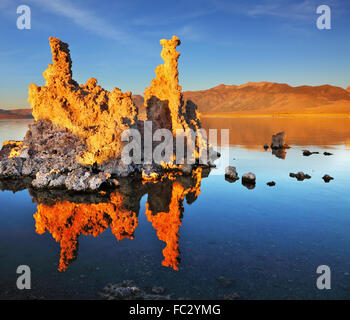 Coucher du soleil orange sur le lac Mono Banque D'Images