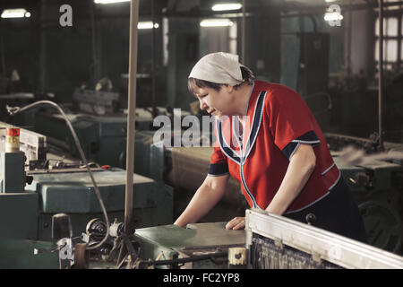 Femme au travail sur la machine weda Banque D'Images