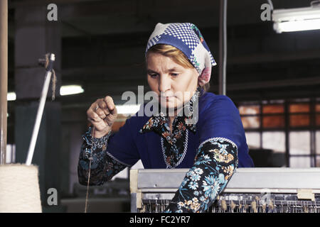 Senior woman de travailler sur la machine Banque D'Images