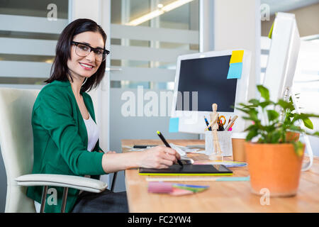 Designer travaillant avec la roue et l'unité de numérisation Banque D'Images