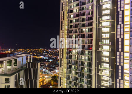 Nuit paysage de ville le long de la rivière Melaka Malacca en décembre 2015. La Malaisie. Banque D'Images