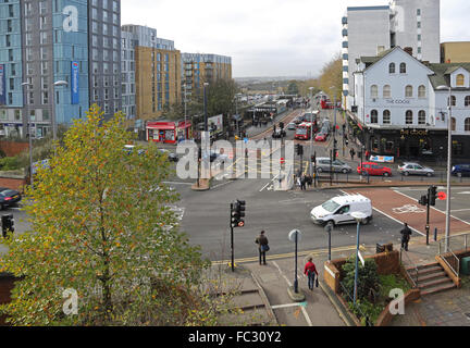 Vue de haut niveau de la jonction entre la rue Binette complexes et Selbourne Road à Walthamstow Central au nord-est de Londres, UK Banque D'Images