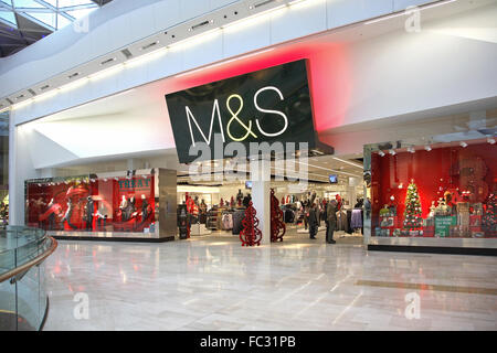 Entrée au magasin Marks and Spencer du centre commercial Westfield West London. Fenêtres habillées pour Noël. Banque D'Images