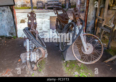 Le volcan indonésien Merapi enveloppe les villages voisins en cendres. Java, Indonésie. Banque D'Images