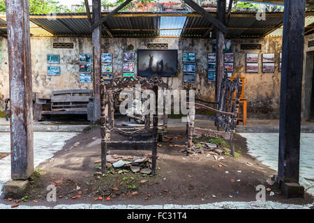Le volcan indonésien Merapi enveloppe les villages voisins en cendres. Java, Indonésie. Banque D'Images