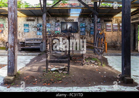 Le volcan indonésien Merapi enveloppe les villages voisins en cendres. Java, Indonésie. Banque D'Images
