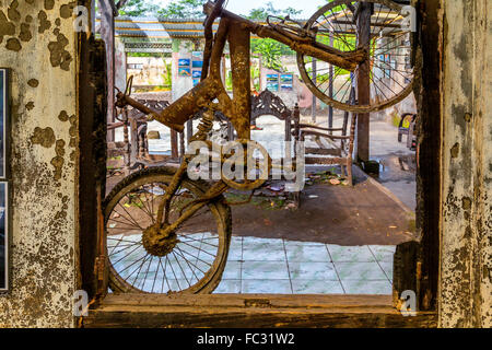 Le volcan indonésien Merapi enveloppe les villages voisins en cendres. Java, Indonésie. Banque D'Images