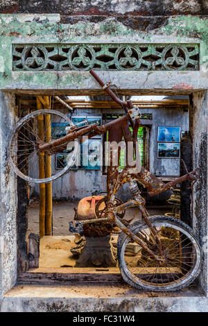 Le volcan indonésien Merapi enveloppe les villages voisins en cendres. Java, Indonésie. Banque D'Images