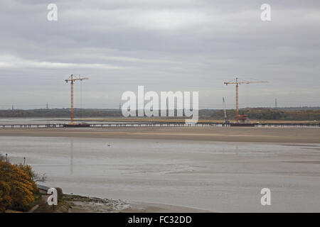 Vue d'ensemble sur le nouveau pont Mersey Gateway sur la rivière Mersey vu de l'ouest Banque D'Images