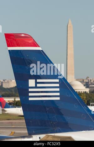 La dérive et le logo d'un U.S. Airways jet avec le Monument de Washington et Jefferson Memorial à l'arrière-plan à l'aéroport Reagan National à travers le Potomac depuis Washington au cours de l'exploitation le 5 octobre 2014 à Arlington, en Virginie. Banque D'Images