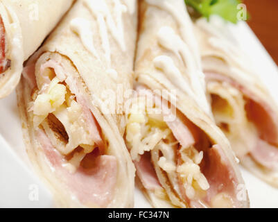 Crêpes roulées farcies de jambon et de fromage. Banque D'Images