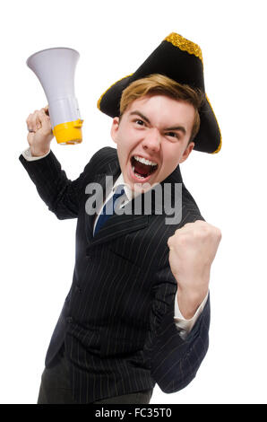 Jeune homme en costume avec chapeau de pirate et mégaphone isolé sur w Banque D'Images