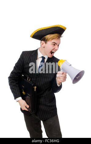 Jeune homme en costume avec chapeau de pirate et mégaphone isolé sur w Banque D'Images