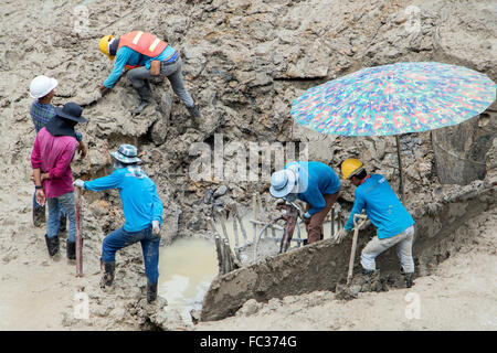 Les travailleurs qui travaillent à une construction dans le centre-ville Banque D'Images