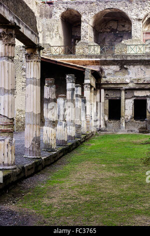 Palestre avec colonnes corinthiennes Herculanum Campanie Italie Banque D'Images